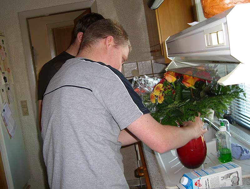 Lars og Esben kæmper med gaverne